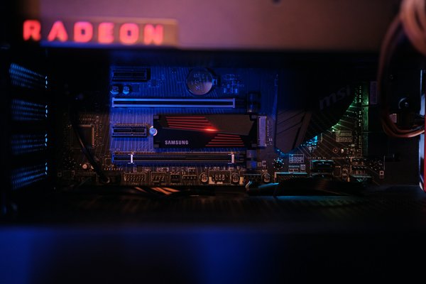 Quels sont les avantages des SSD M.2 par rapport aux SSD traditionnels?